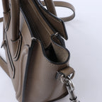 Bolso de mano CELINE Nano Luggage de piel bidireccional en color grisáceo