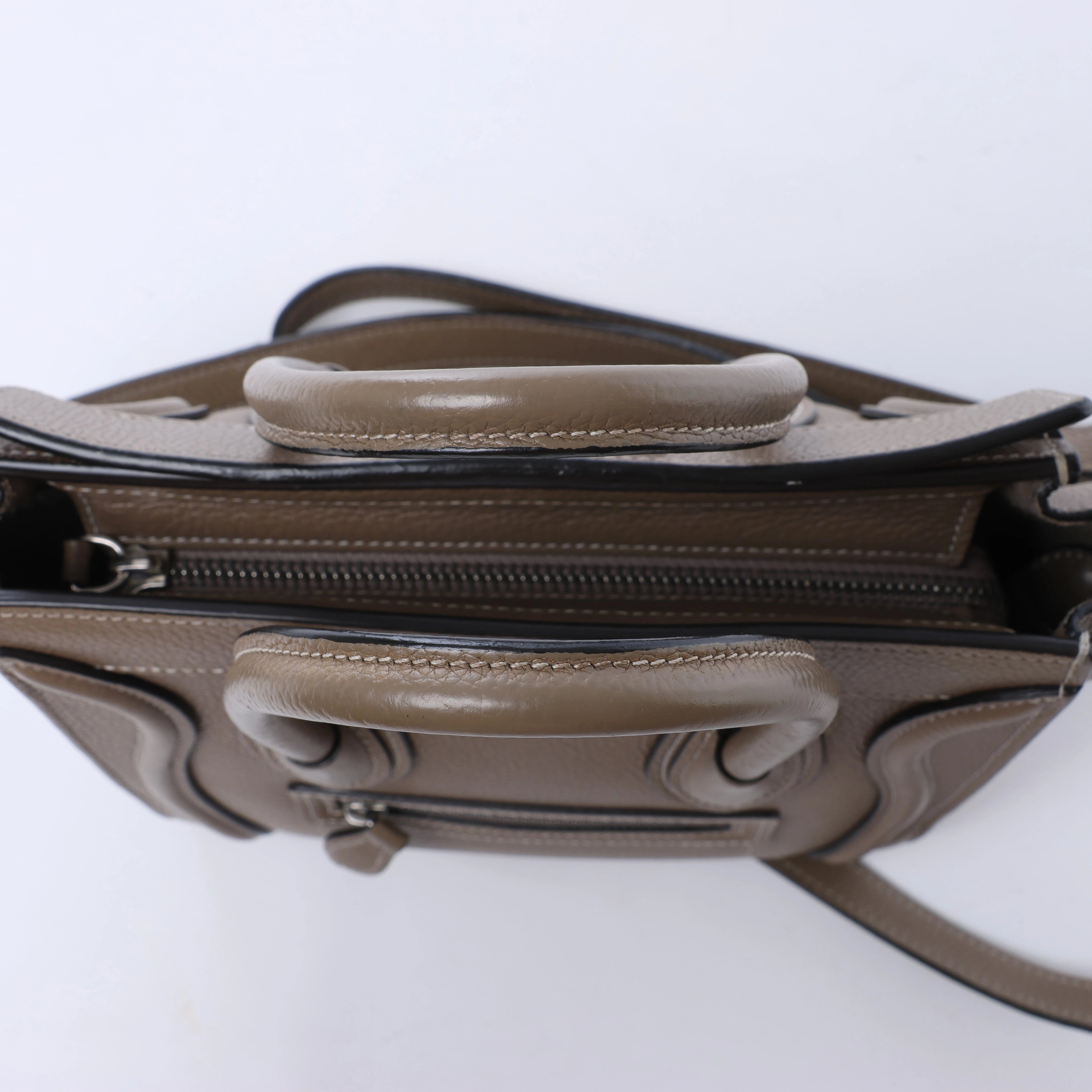 Bolso de mano CELINE Nano Luggage de piel bidireccional en color grisáceo