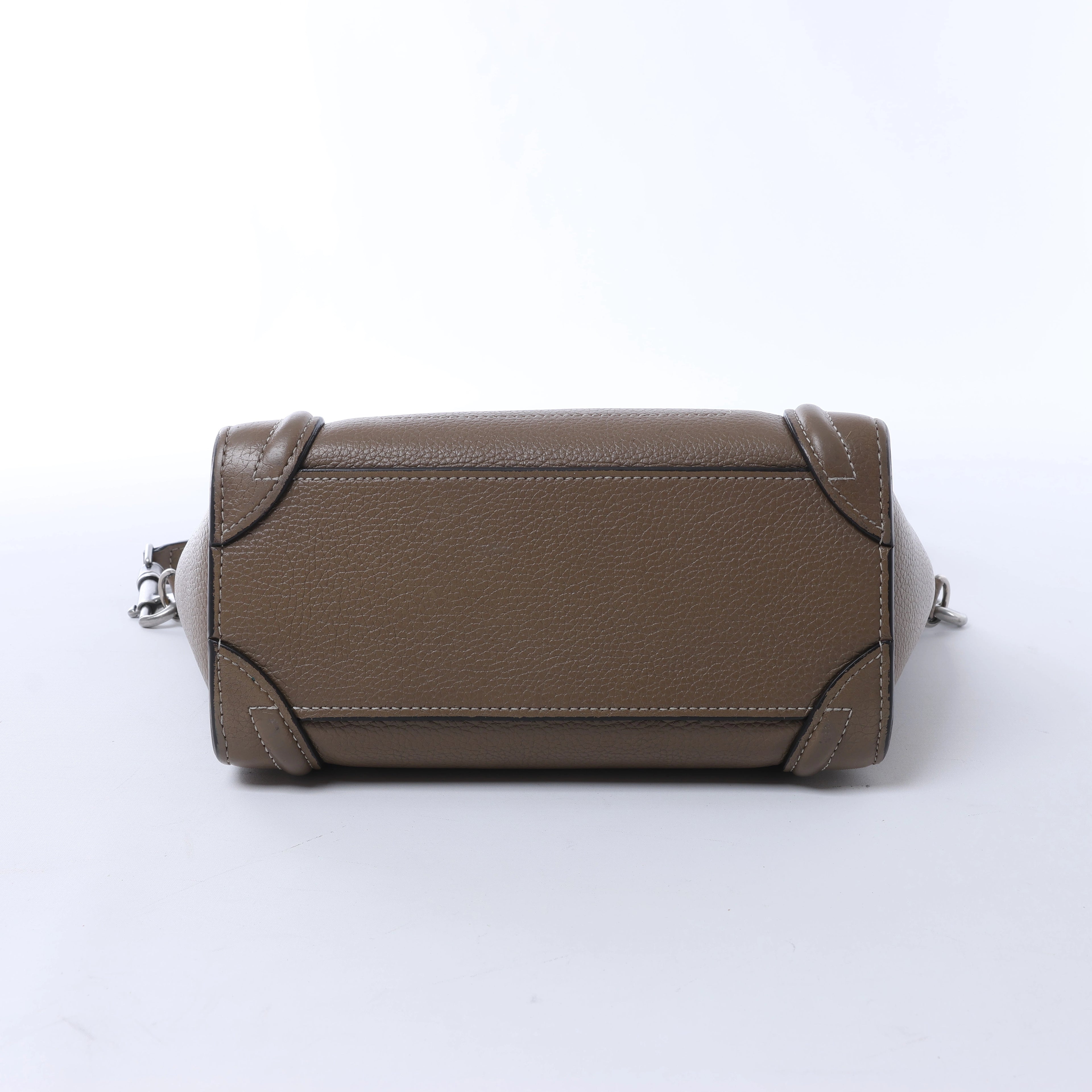 Bolso de mano CELINE Nano Luggage de piel bidireccional en color grisáceo