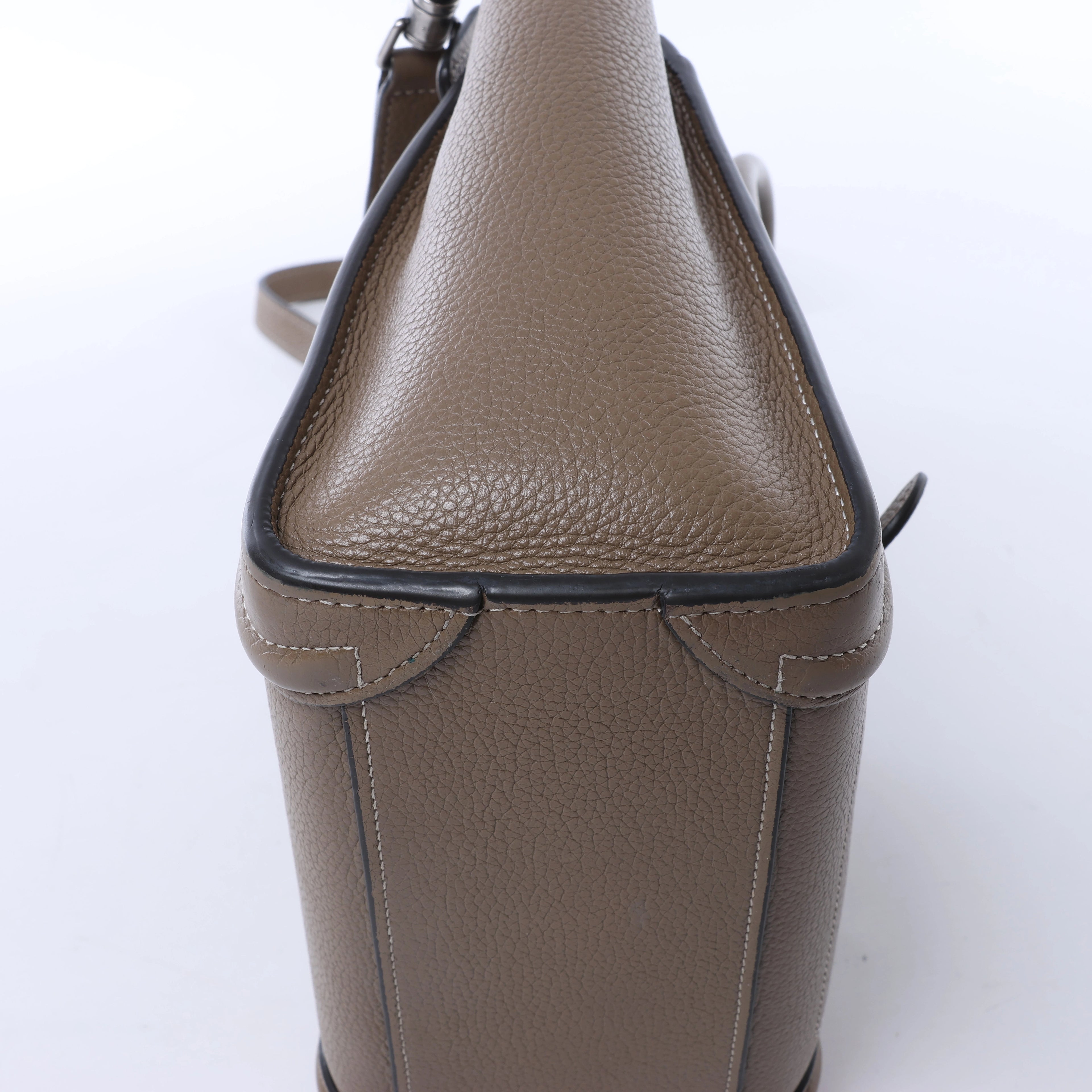 Bolso de mano CELINE Nano Luggage de piel bidireccional en color grisáceo