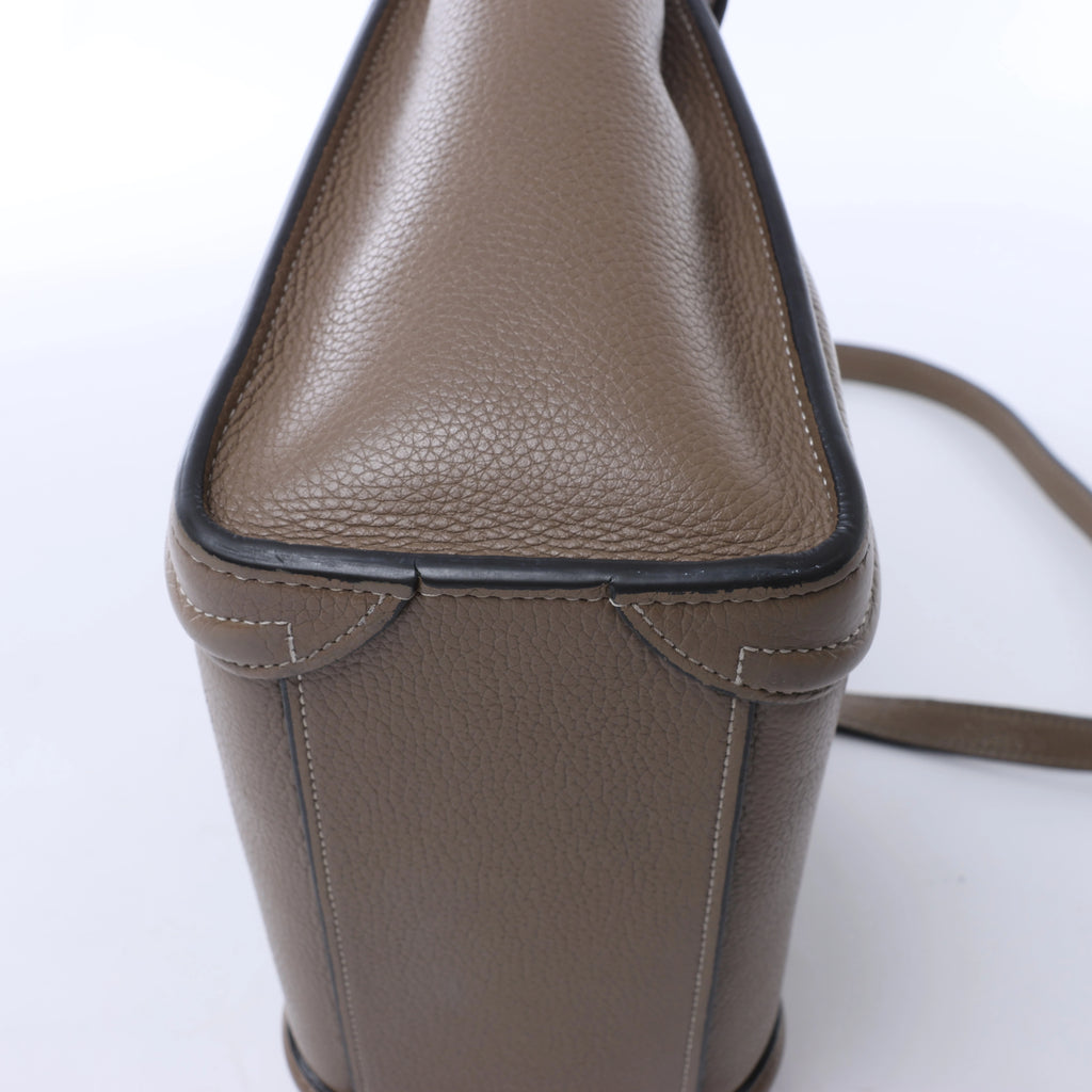 Bolso de mano CELINE Nano Luggage de piel bidireccional en color grisáceo