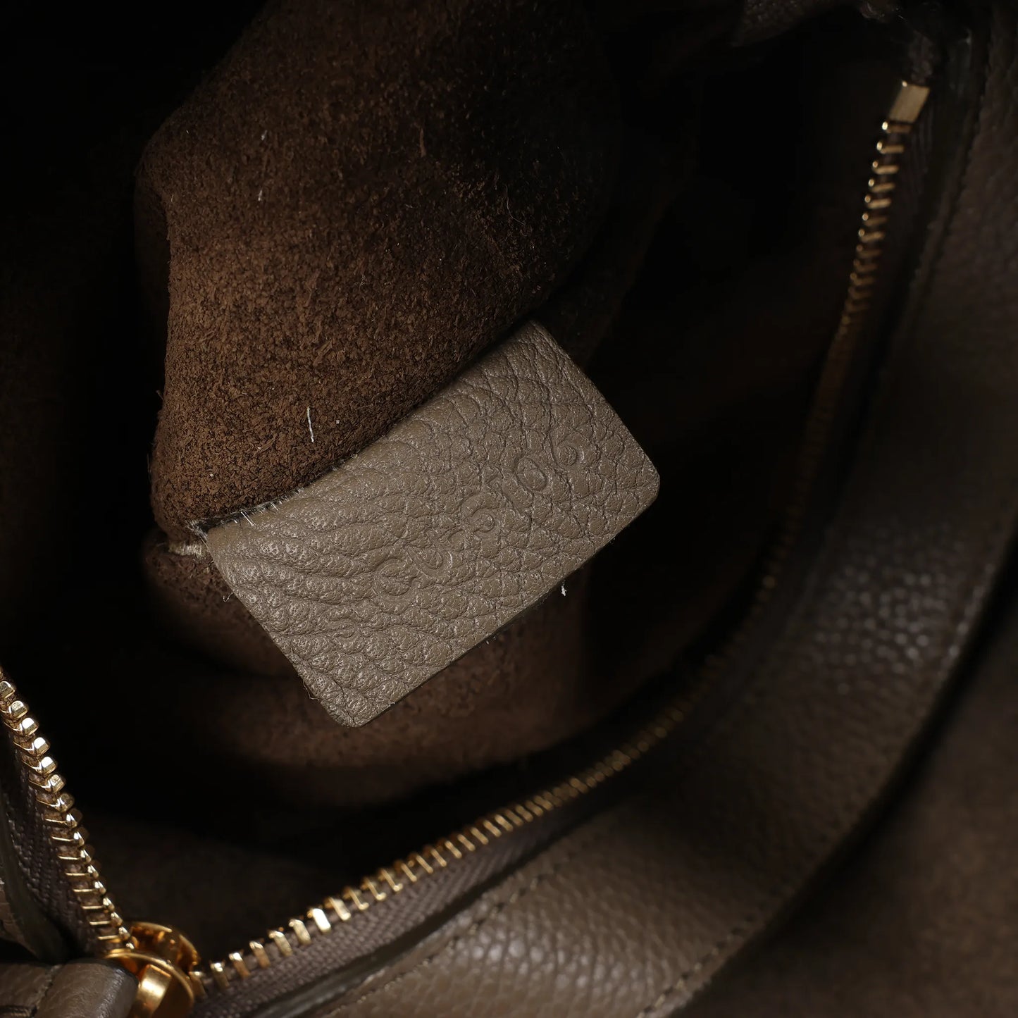 Petit sac à bandoulière en cuir Cabas Phantom de Céline, couleur taupe