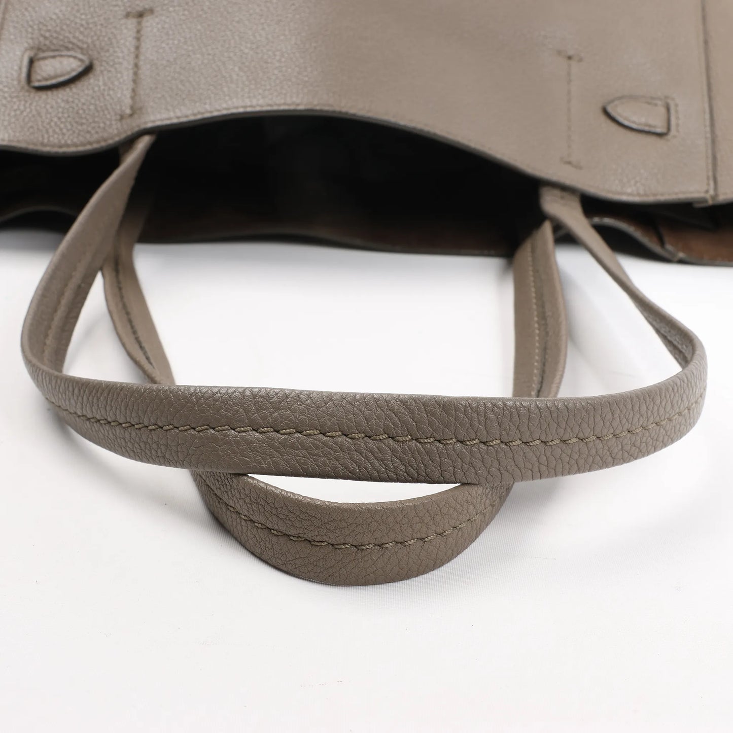 Petit sac à bandoulière en cuir Cabas Phantom de Céline, couleur taupe