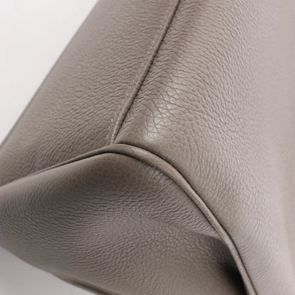 Celine Sac 16 Mittelgroße Handtasche aus genarbtem Leder in Grau