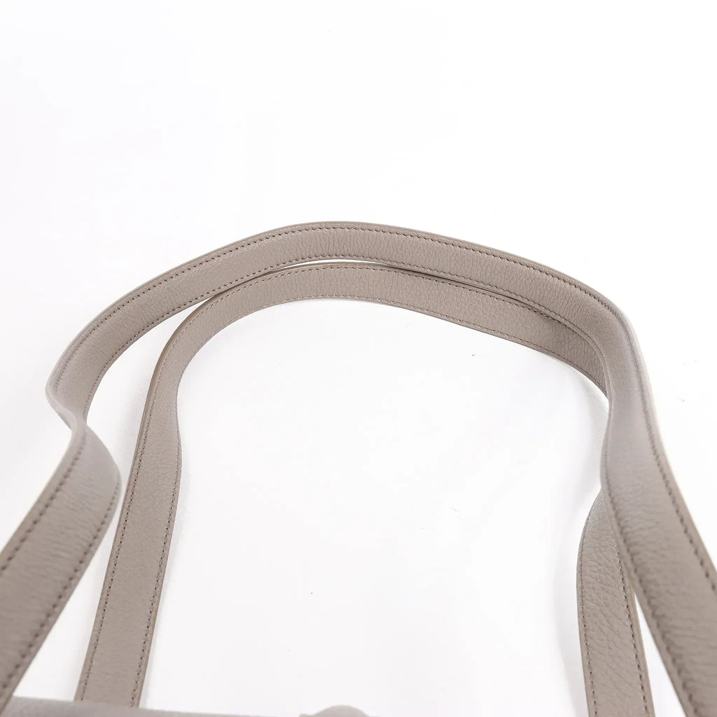 Bolso de hombro Celine Sac 16 de piel granulada mediana en gris