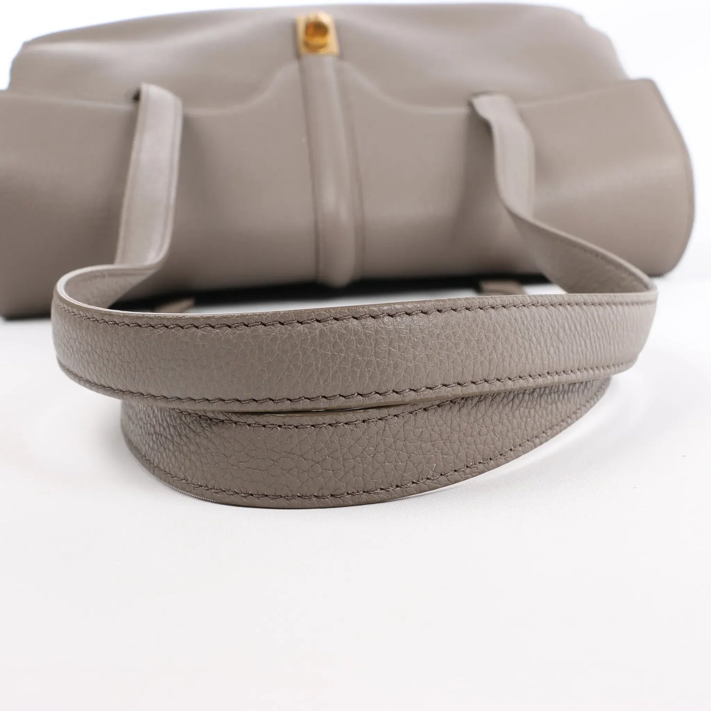 Celine Sac 16 Mittelgroße Handtasche aus genarbtem Leder in Grau