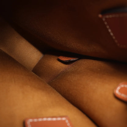 Celine Triomphe Mini Vertical Hippopotamus PVC x Leder 2-Wege Handtasche Weiß x Braun