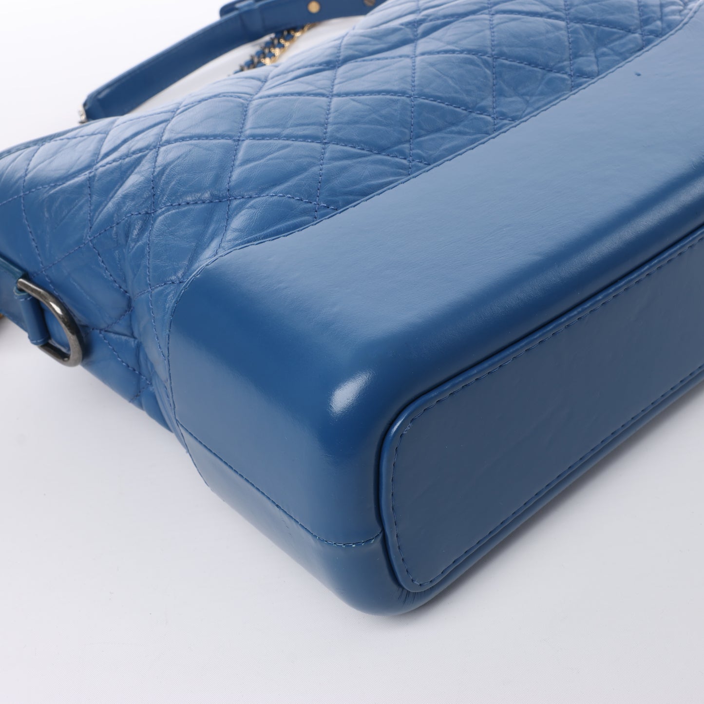 Sac à bandoulière Chanel Gabrielle Doo Chanel Vintage en cuir de veau avec chaîne et garnitures en métal bleu doré et argenté 27113839