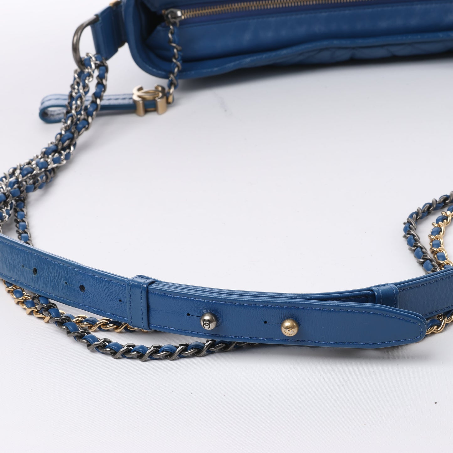 Chanel Gabrielle Doo Chanel Vintage Kalbsleder-Umhängetasche mit Kette Blaugold x Silbermetallbeschläge 27113839