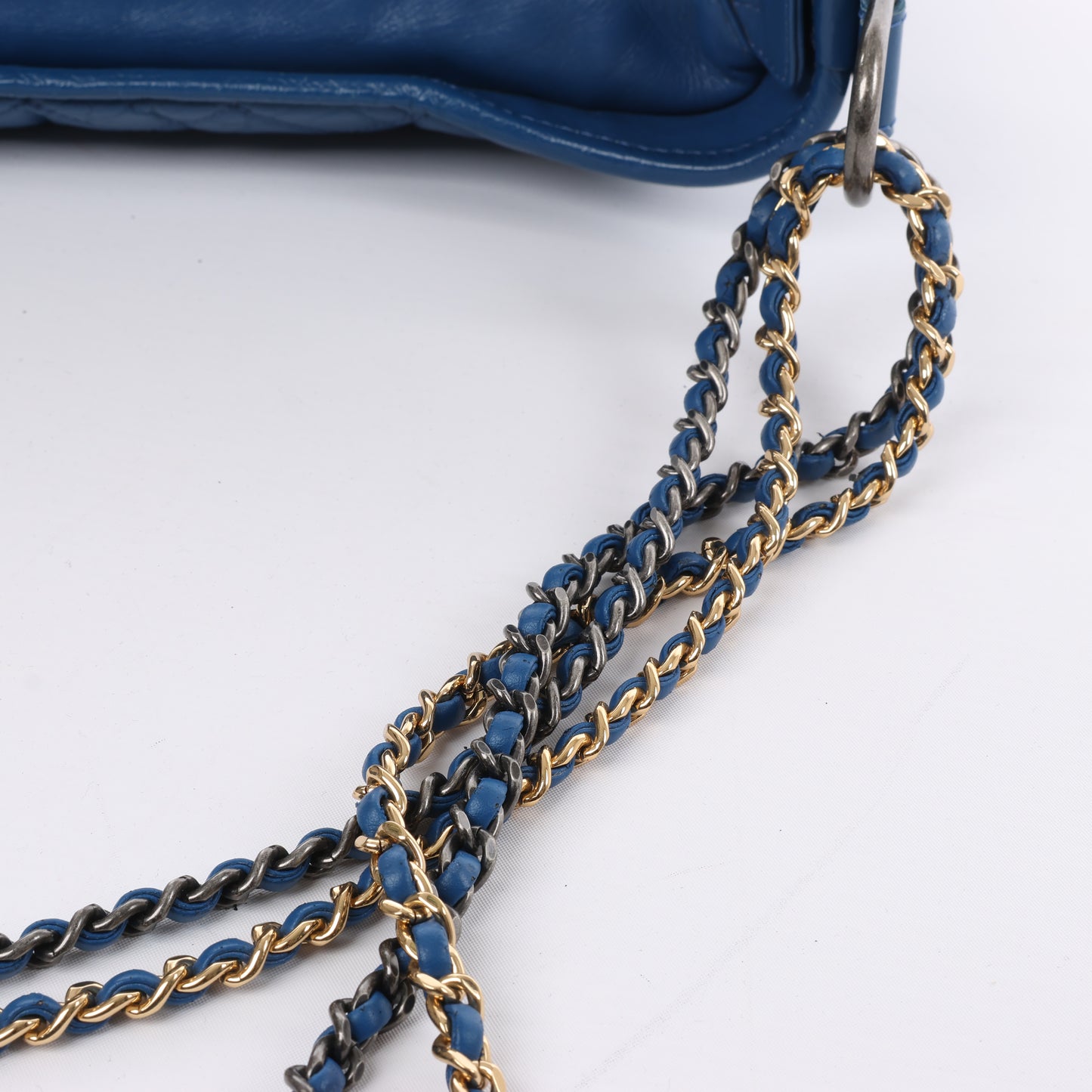 Sac à bandoulière Chanel Gabrielle Doo Chanel Vintage en cuir de veau avec chaîne et garnitures en métal bleu doré et argenté 27113839