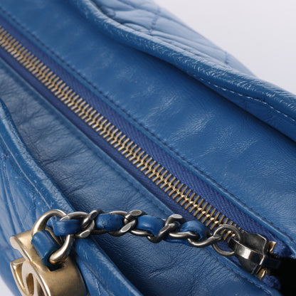 Sac à bandoulière Chanel Gabrielle Doo Chanel Vintage en cuir de veau avec chaîne et garnitures en métal bleu doré et argenté 27113839