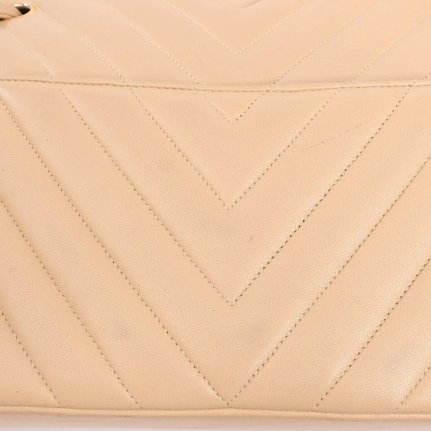 Sac à bandoulière en cuir à chevrons Chanel beige 1881694