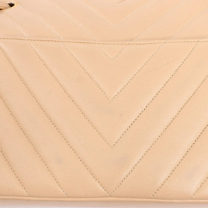 Sac à bandoulière en cuir à chevrons Chanel beige 1881694