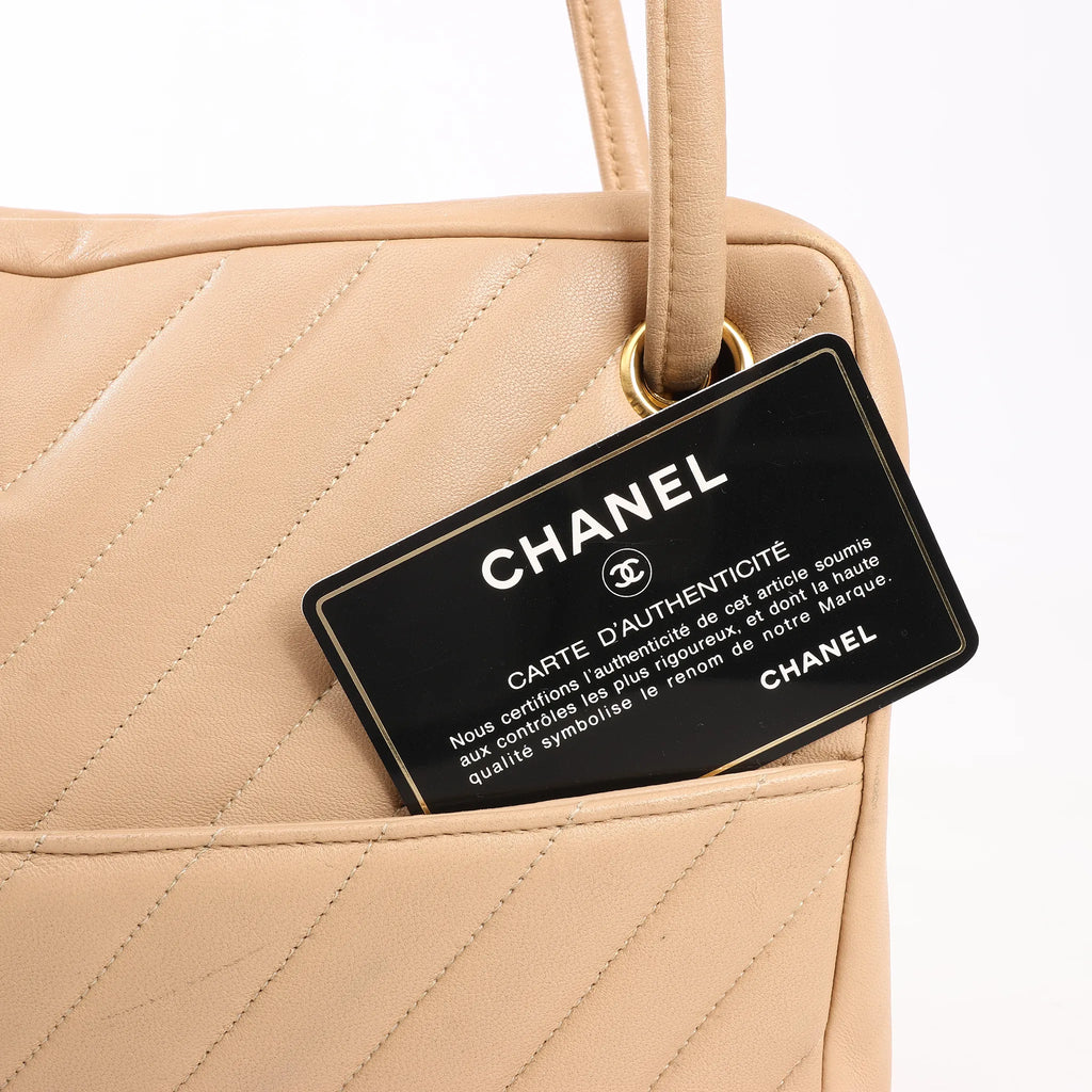 Chanel Chevron Leather Shoulder bag in Beige 1881694