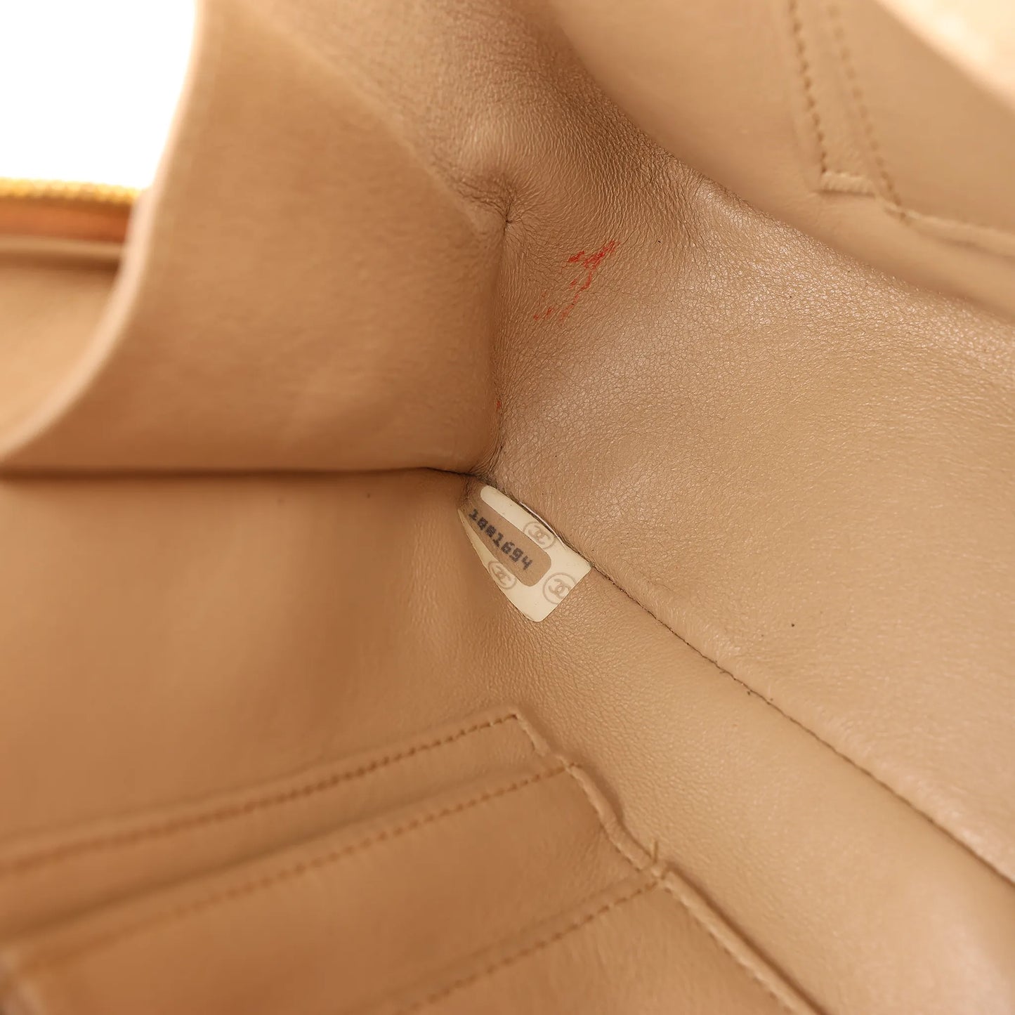 Sac à bandoulière en cuir à chevrons Chanel beige 1881694