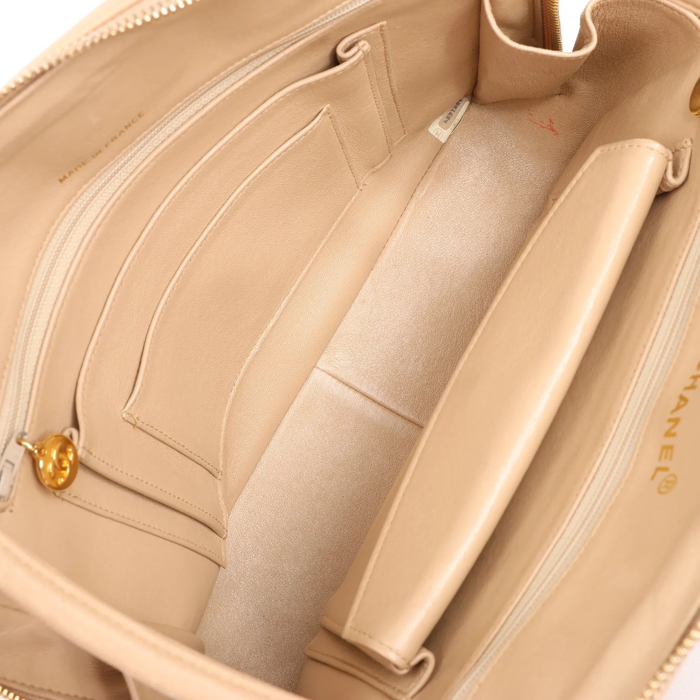 Sac à bandoulière en cuir à chevrons Chanel beige 1881694