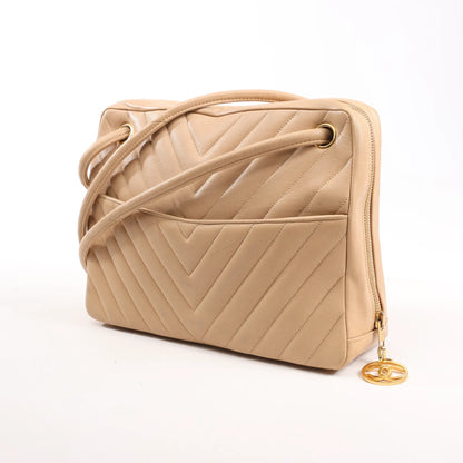 Sac à bandoulière en cuir à chevrons Chanel beige 1881694