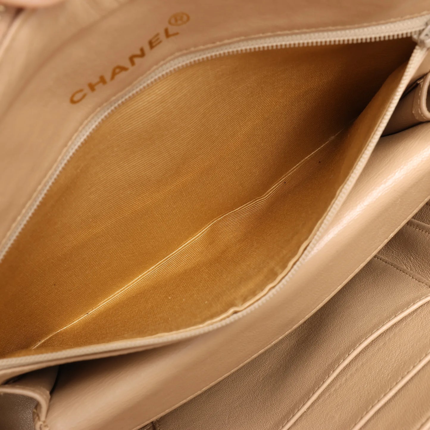 Sac à bandoulière en cuir à chevrons Chanel beige 1881694