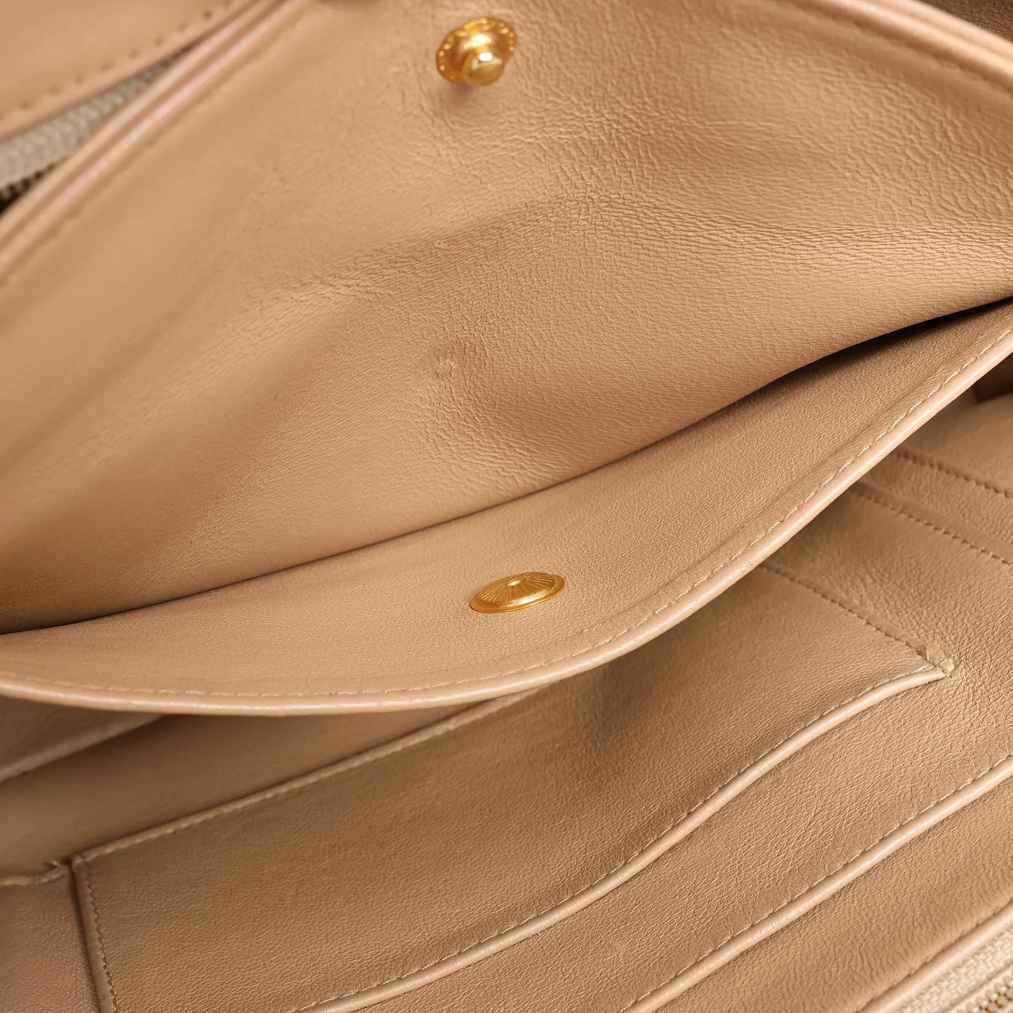 Sac à bandoulière en cuir à chevrons Chanel beige 1881694