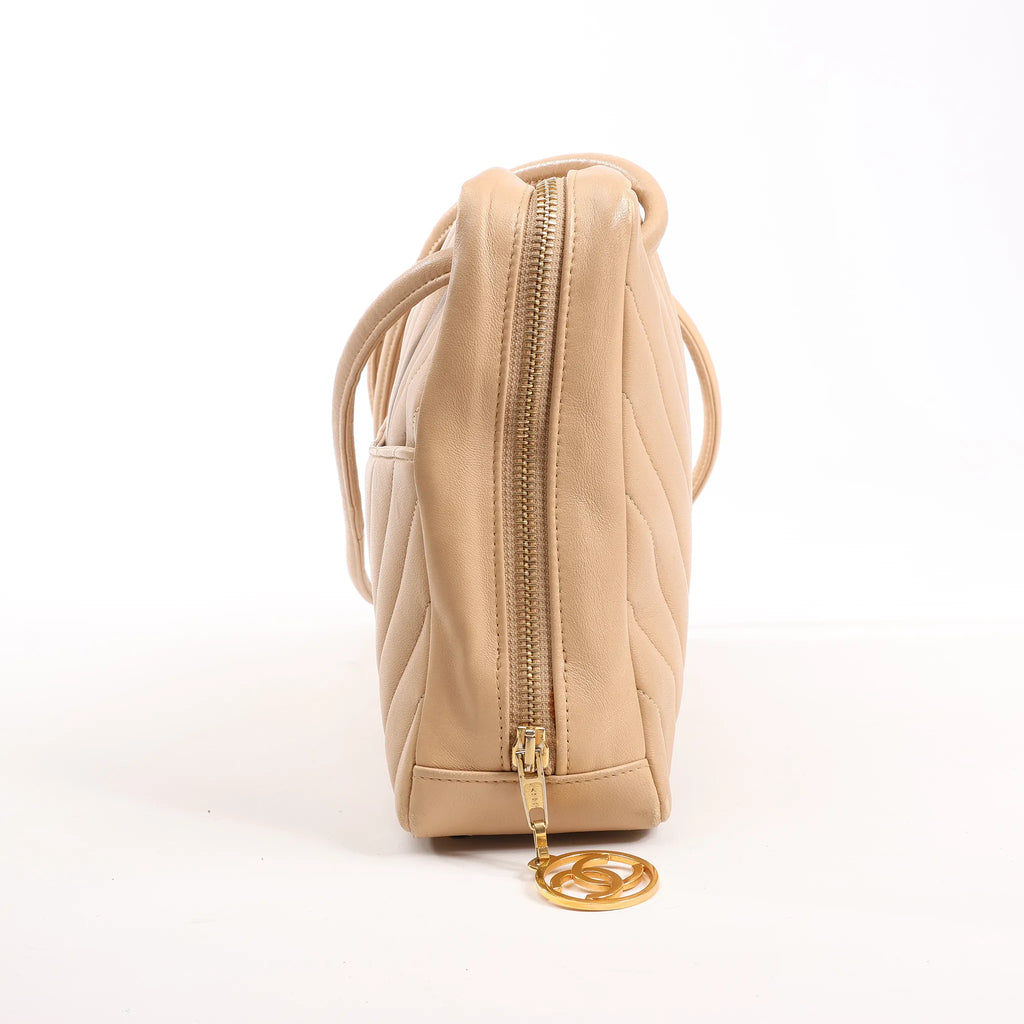 Chanel Chevron Leather Shoulder bag in Beige 1881694