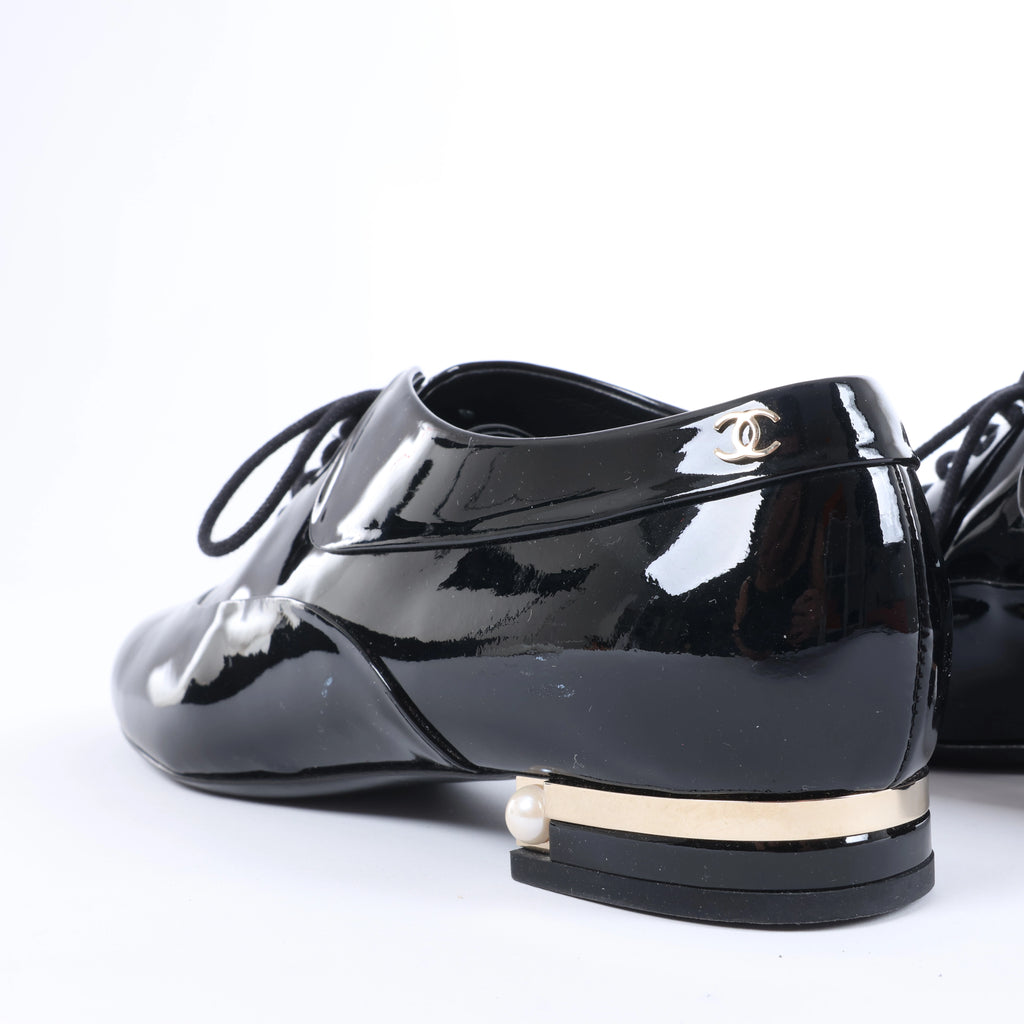 Sandalias tipo mule de piel con cadena Coco Mark de CHANEL en gris G35387, talla 40.5 EU