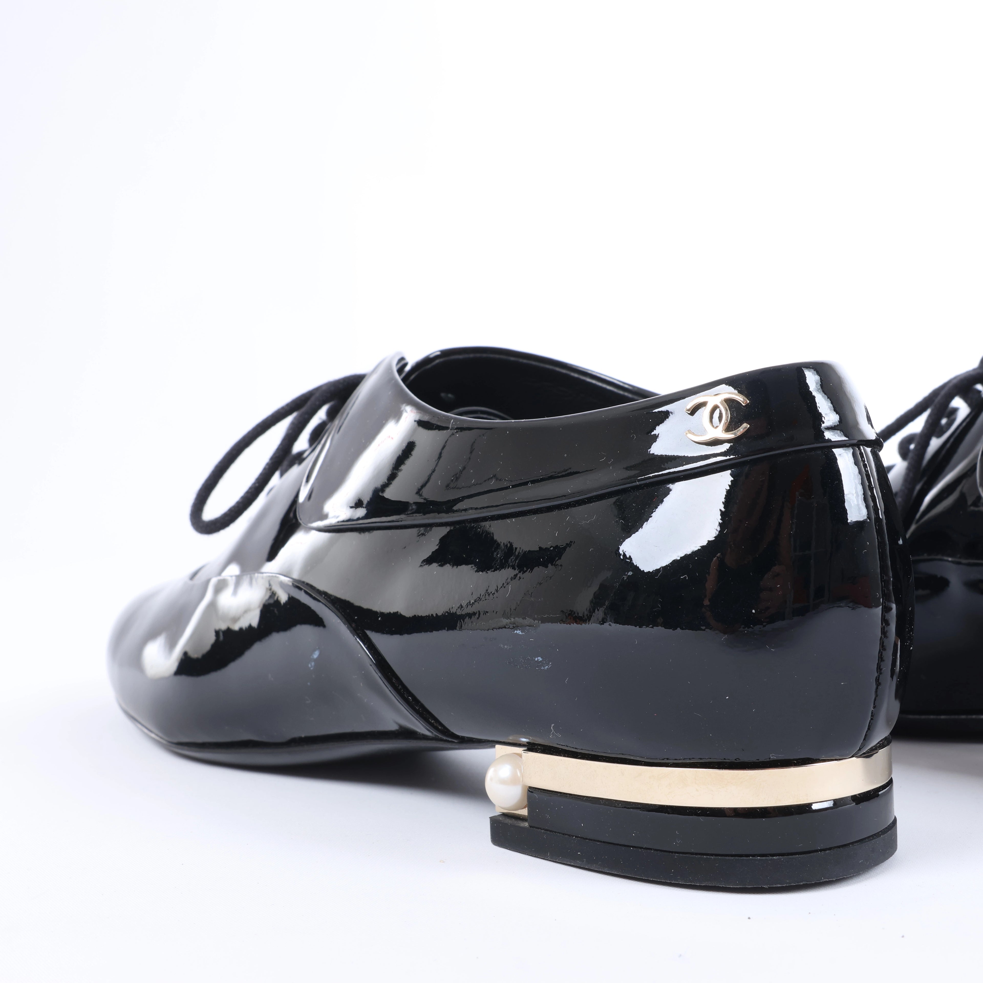 Sandalias tipo mule de piel con cadena Coco Mark de CHANEL en gris G35387, talla 40.5 EU