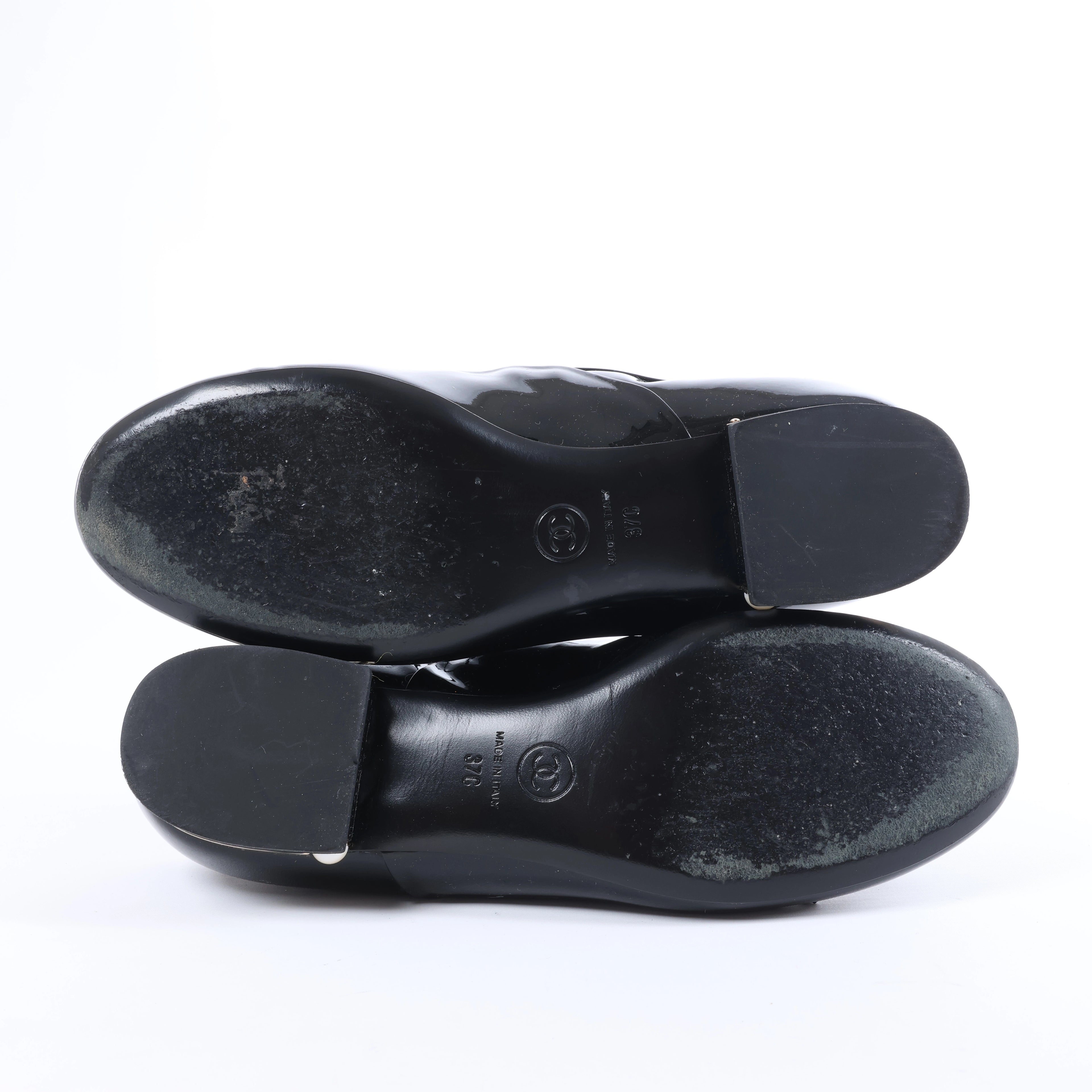 Sandalias tipo mule de piel con cadena Coco Mark de CHANEL en gris G35387, talla 40.5 EU