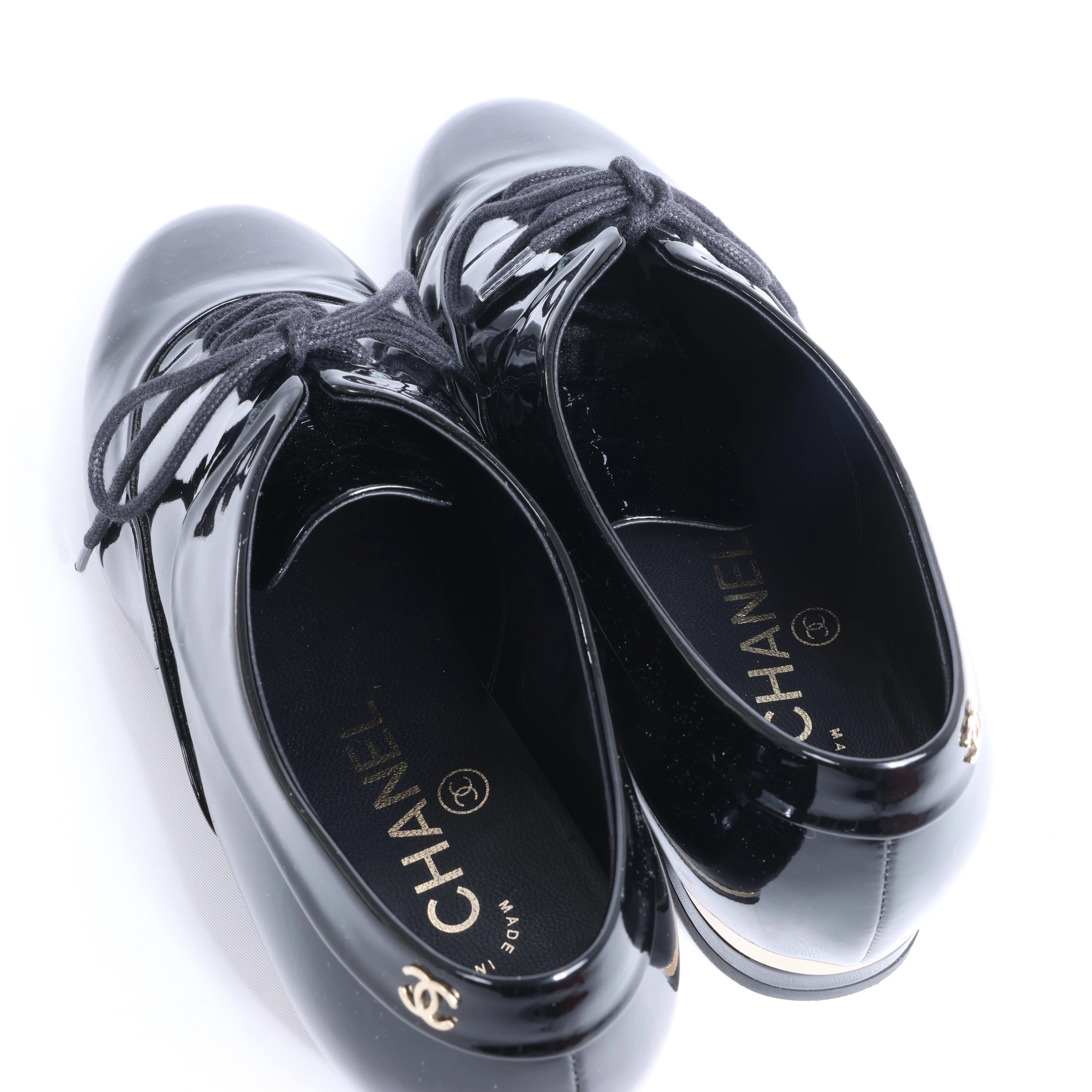 Sandalias tipo mule de piel con cadena Coco Mark de CHANEL en gris G35387, talla 40.5 EU
