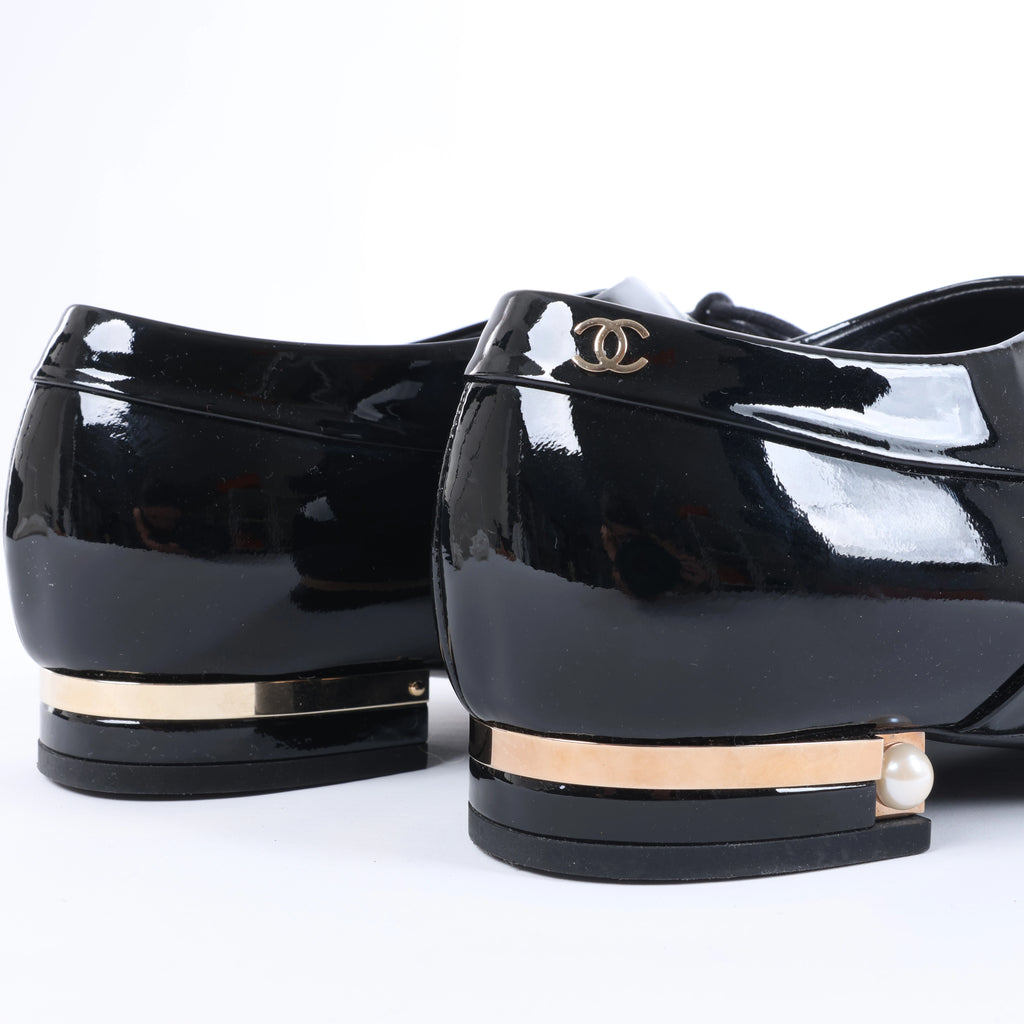 Sandalias tipo mule de piel con cadena Coco Mark de CHANEL en gris G35387, talla 40.5 EU