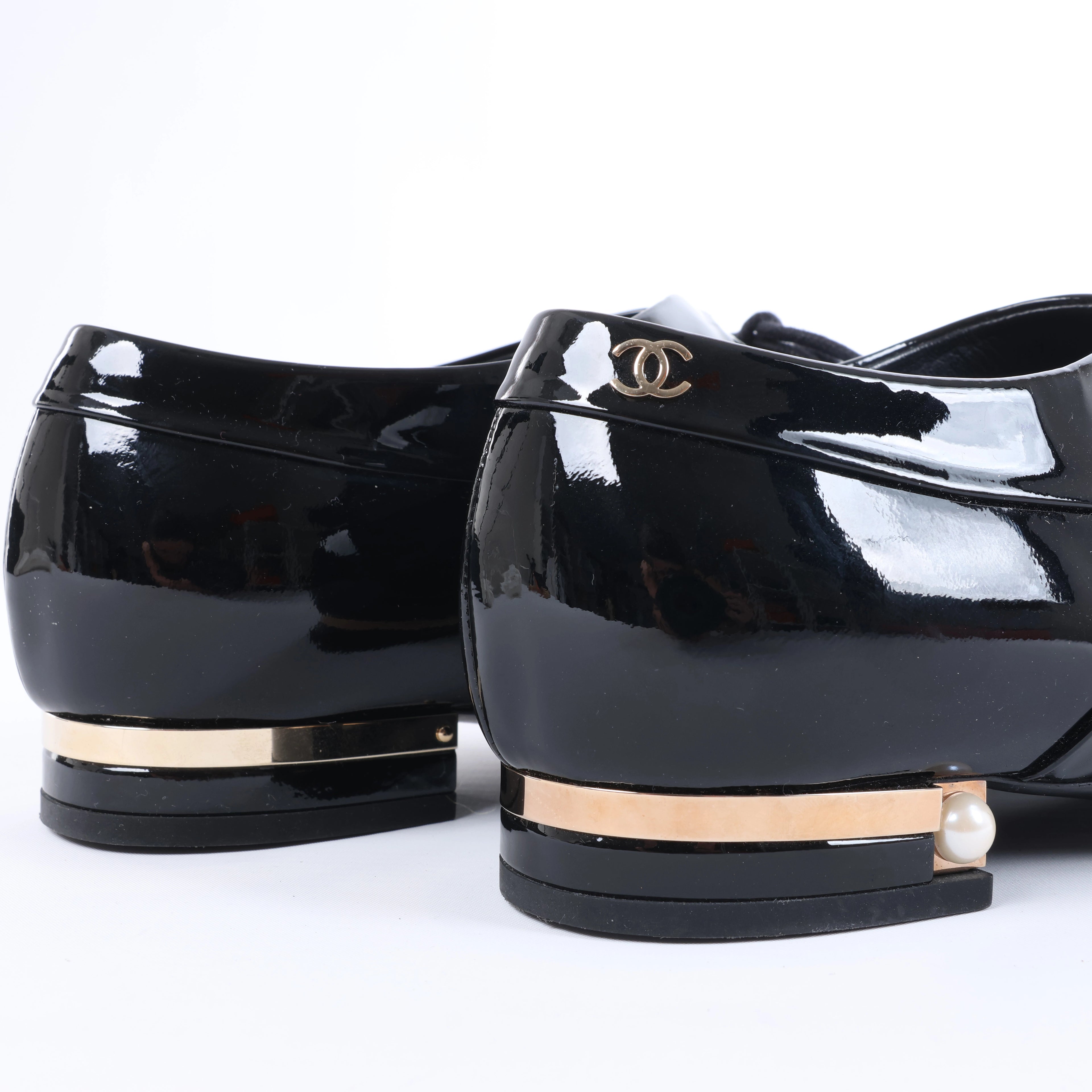 Sandalias tipo mule de piel con cadena Coco Mark de CHANEL en gris G35387, talla 40.5 EU