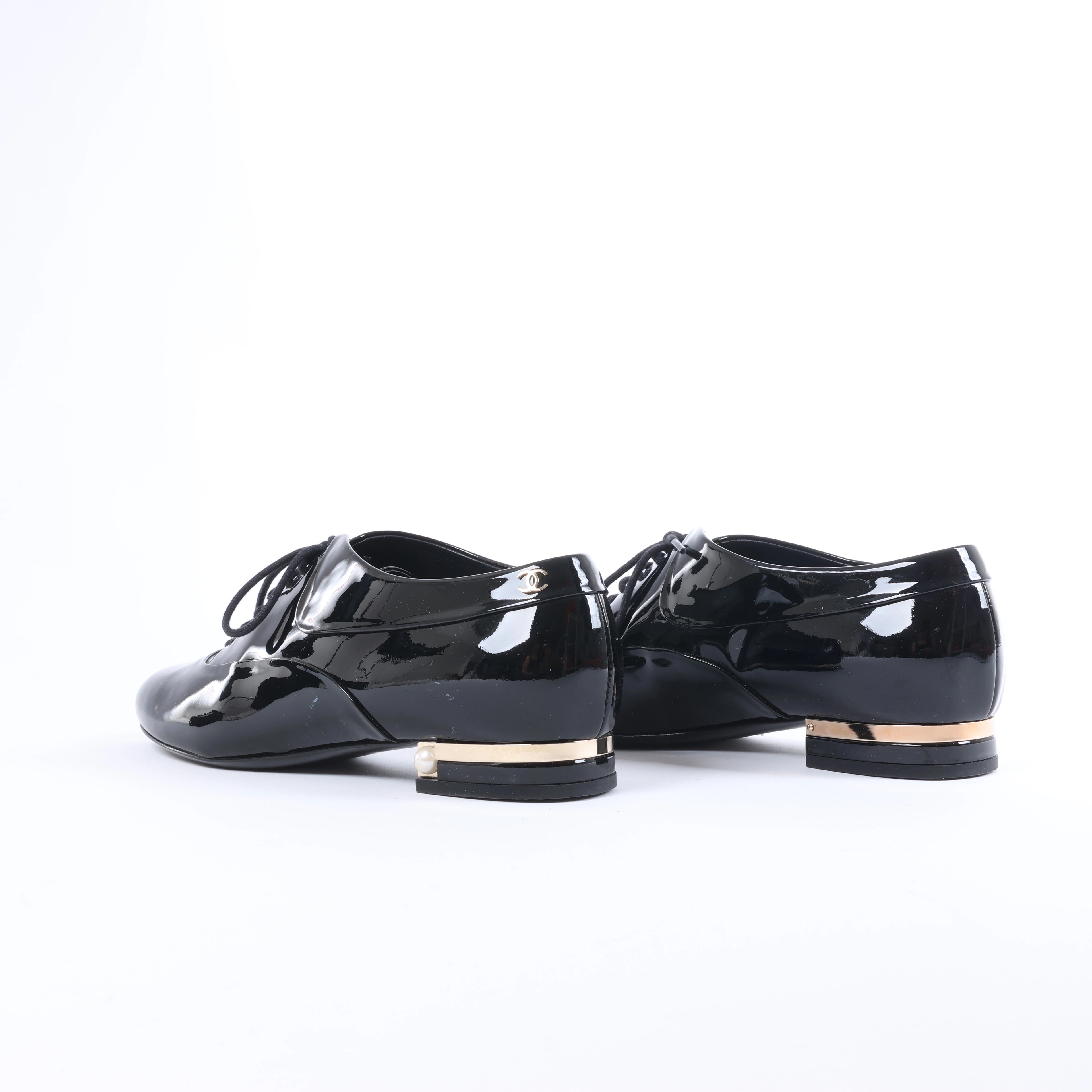 Sandalias tipo mule de piel con cadena Coco Mark de CHANEL en gris G35387, talla 40.5 EU