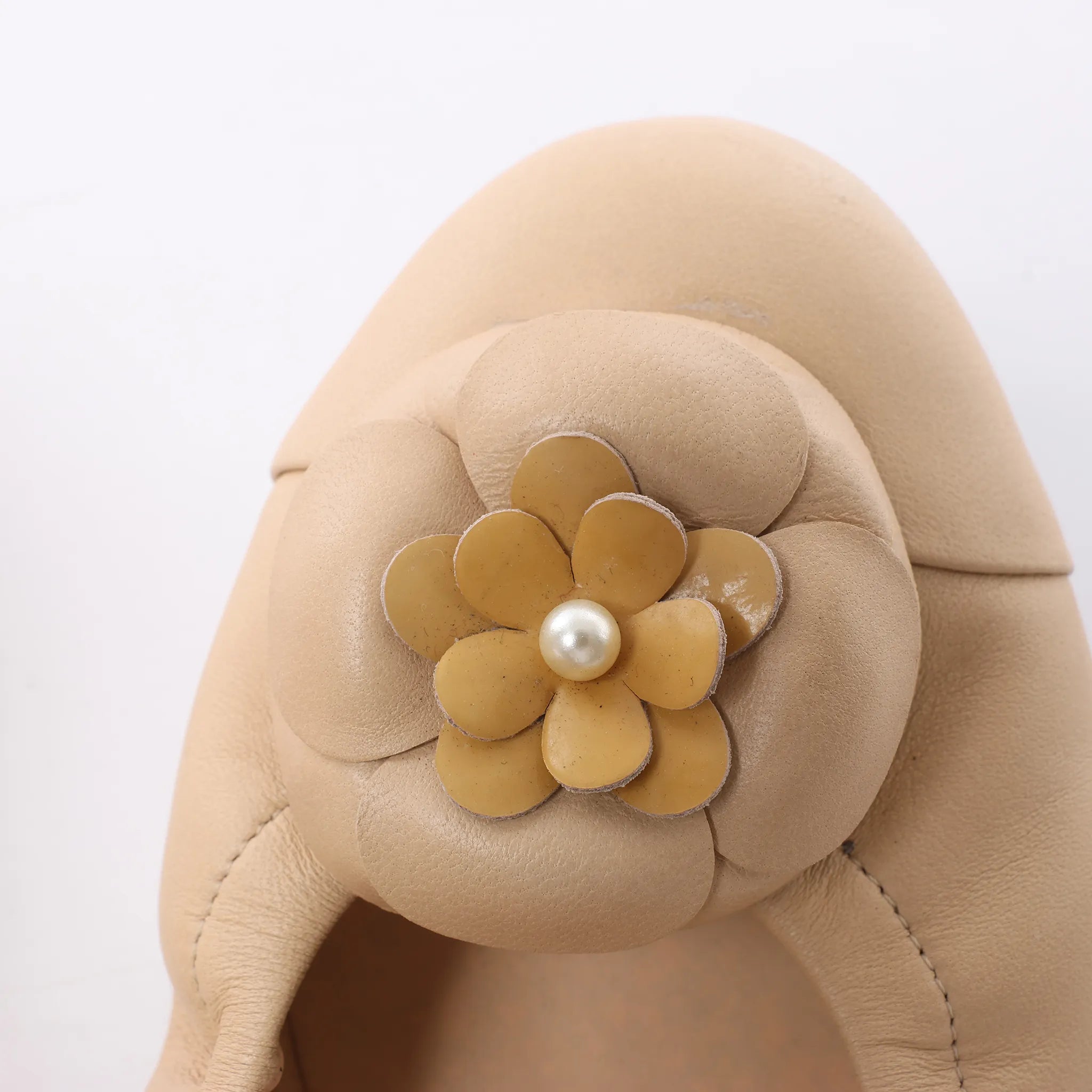 Chanel Coco Mark Camelia Leather Ballet Flats in Beige G32912, Size 39.5 EU