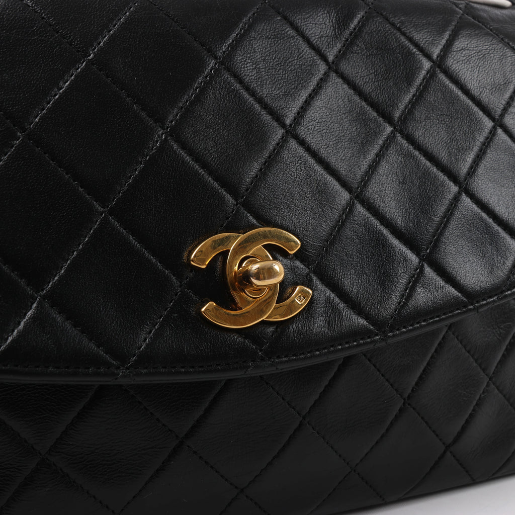 Bolso de hombro Chanel Gabrielle Doo Vintage con cadena de becerro y detalles metálicos en azul, dorado y plateado 27113839