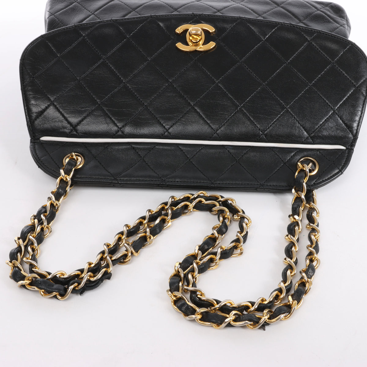 Bolso de hombro Chanel Gabrielle Doo Vintage con cadena de becerro y detalles metálicos en azul, dorado y plateado 27113839