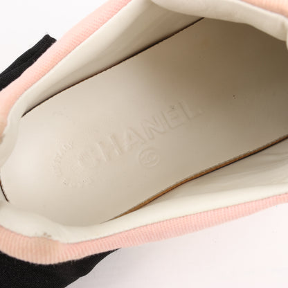 CHANEL CC-Schnürsneaker aus rosa Canvas und weißem Leder, Größe 38,5 EU