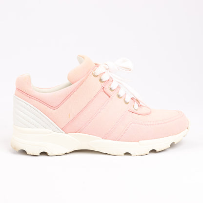CHANEL CC-Schnürsneaker aus rosa Canvas und weißem Leder, Größe 38,5 EU