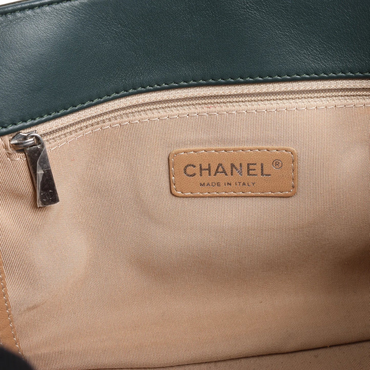 Sac à bandoulière en cuir matelassé accordéon réédité par Chanel en vert