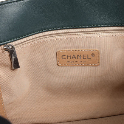Sac à bandoulière en cuir matelassé accordéon réédité par Chanel en vert