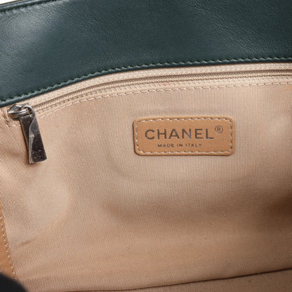 Chanel Reissue – Akkordeon-Schultertasche aus gestepptem Ledermix in Grün