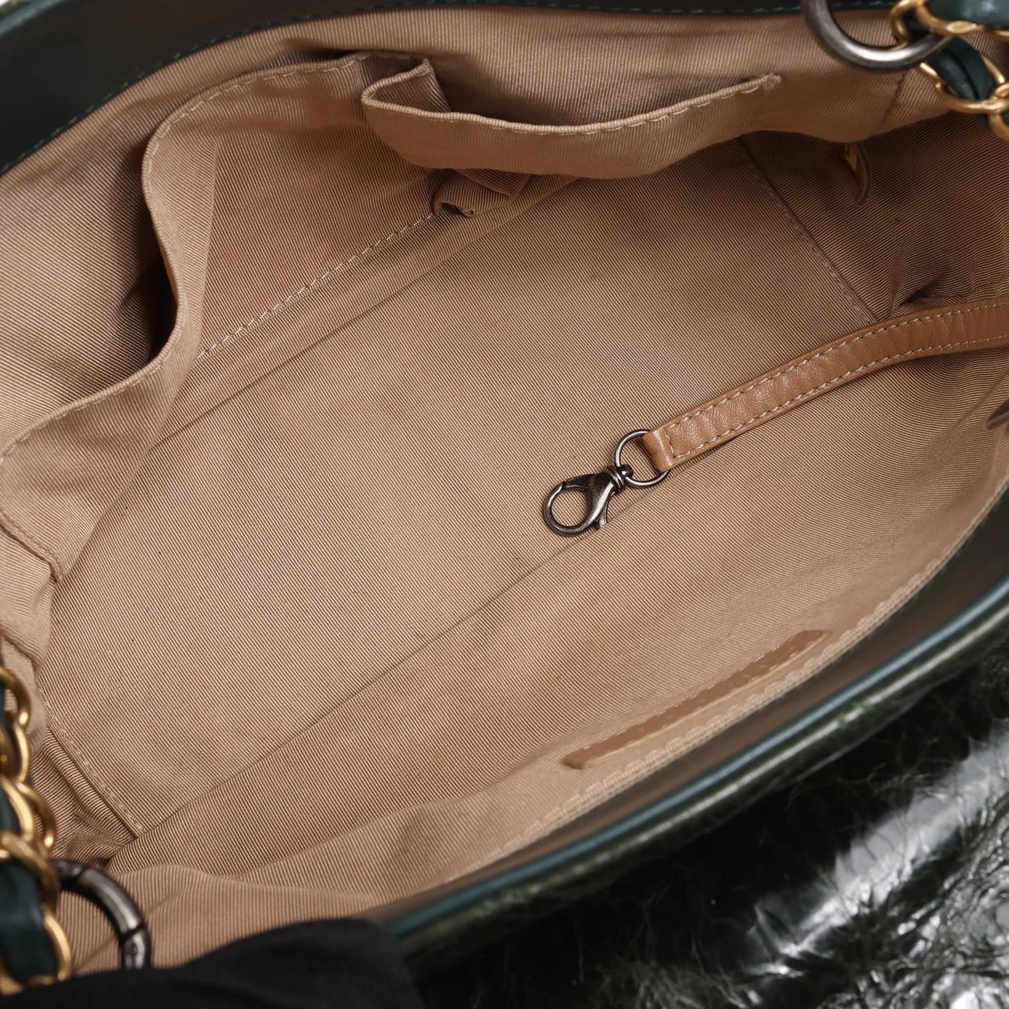 Sac à bandoulière en cuir matelassé accordéon réédité par Chanel en vert