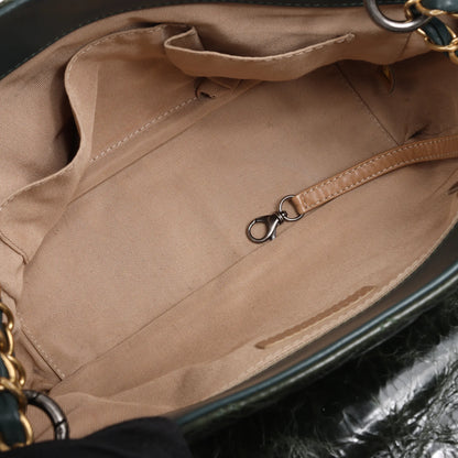 Sac à bandoulière en cuir matelassé accordéon réédité par Chanel en vert