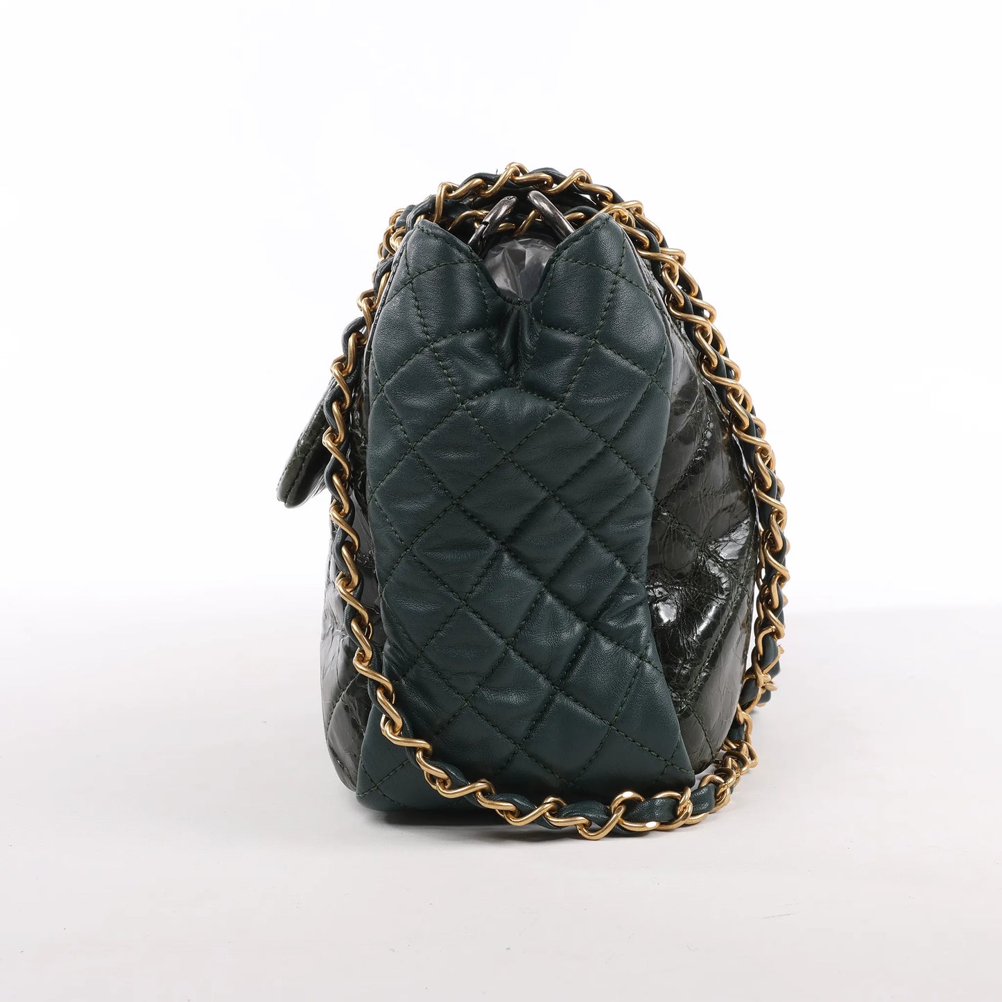Sac à bandoulière en cuir matelassé accordéon réédité par Chanel en vert
