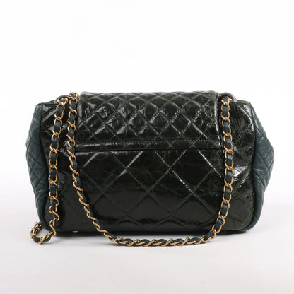 Sac à bandoulière en cuir matelassé accordéon réédité par Chanel en vert