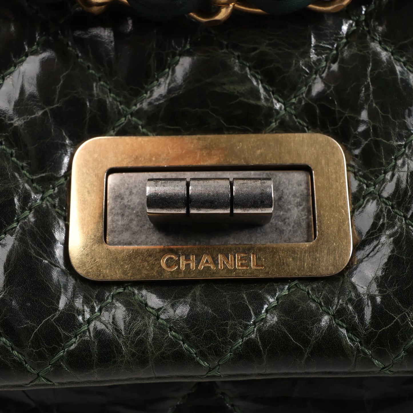 Chanel Reissue – Akkordeon-Schultertasche aus gestepptem Ledermix in Grün