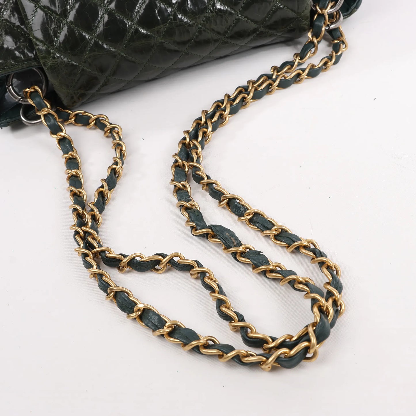 Chanel Reissue – Akkordeon-Schultertasche aus gestepptem Ledermix in Grün