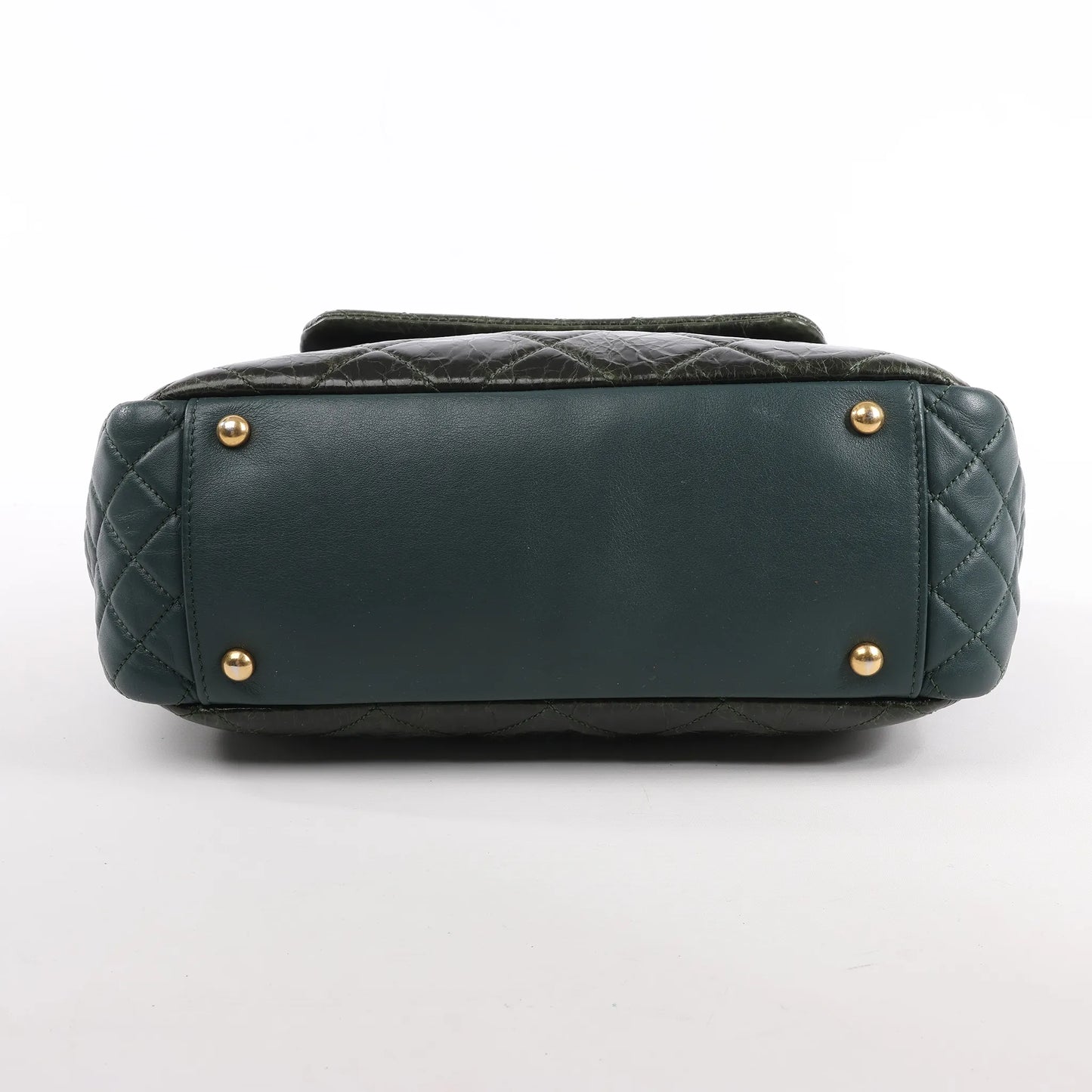 Sac à bandoulière en cuir matelassé accordéon réédité par Chanel en vert