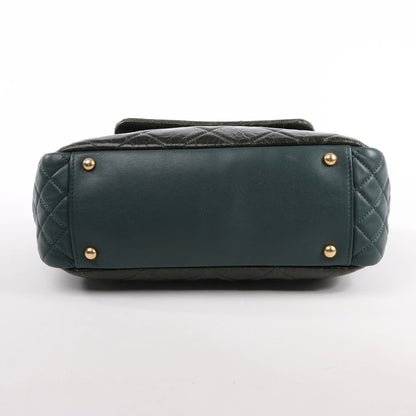 Sac à bandoulière en cuir matelassé accordéon réédité par Chanel en vert