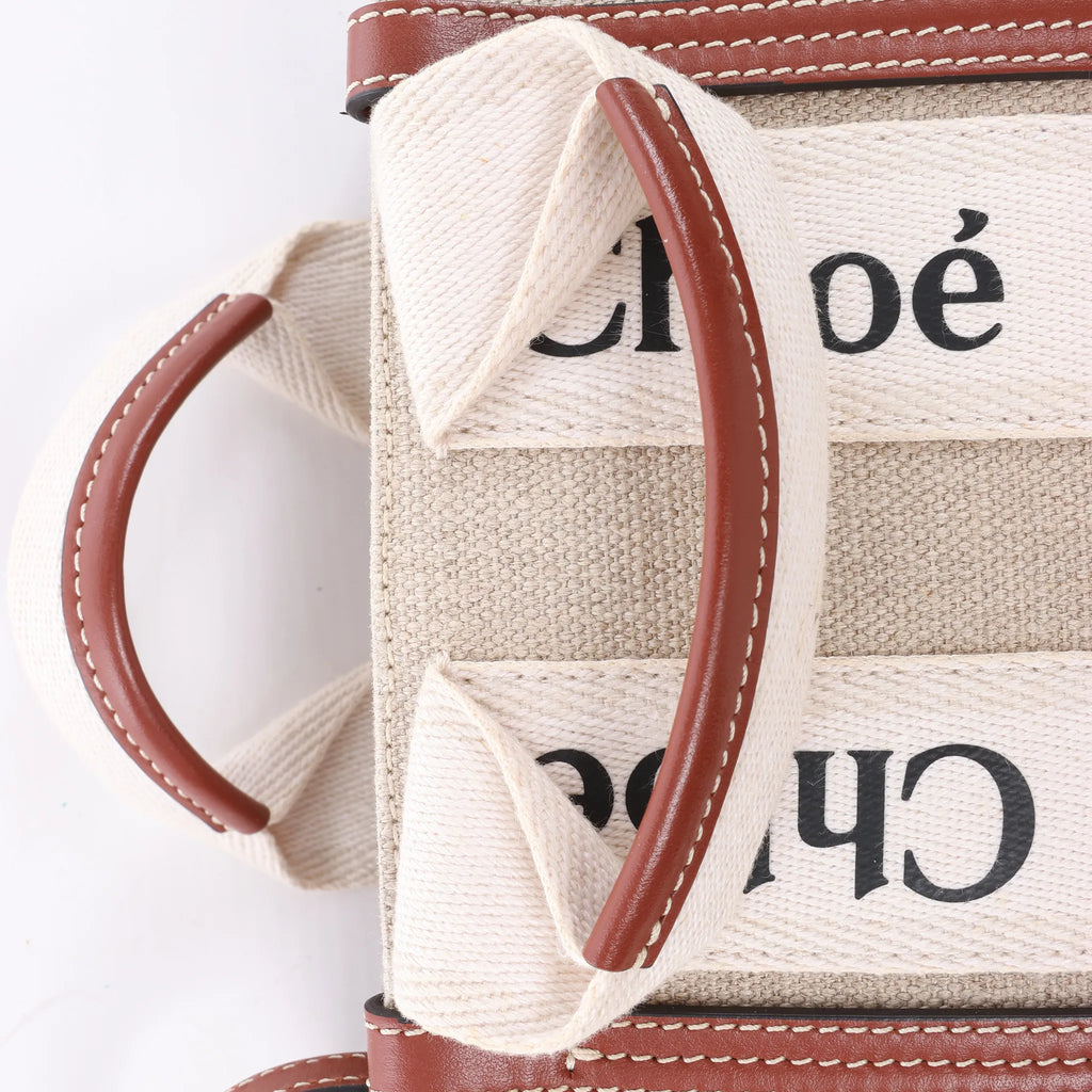 Bolso de mano de lona y piel Chloé Woody Nano de 2 vías en beige y marrón