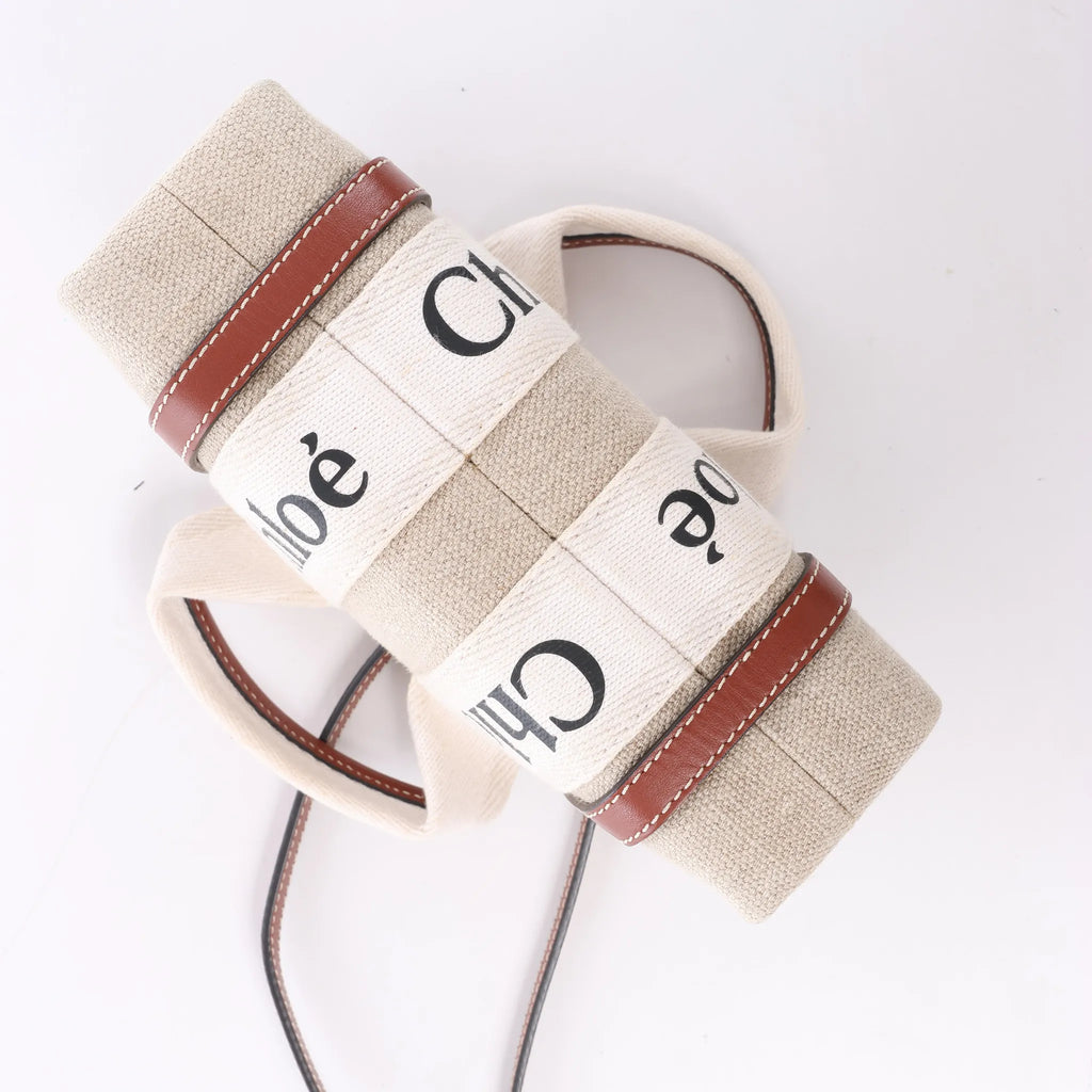 Bolso de mano de lona y piel Chloé Woody Nano de 2 vías en beige y marrón