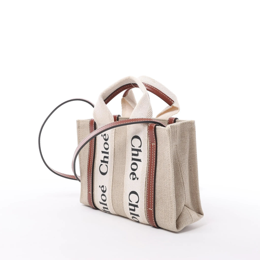 Bolso de mano de lona y piel Chloé Woody Nano de 2 vías en beige y marrón